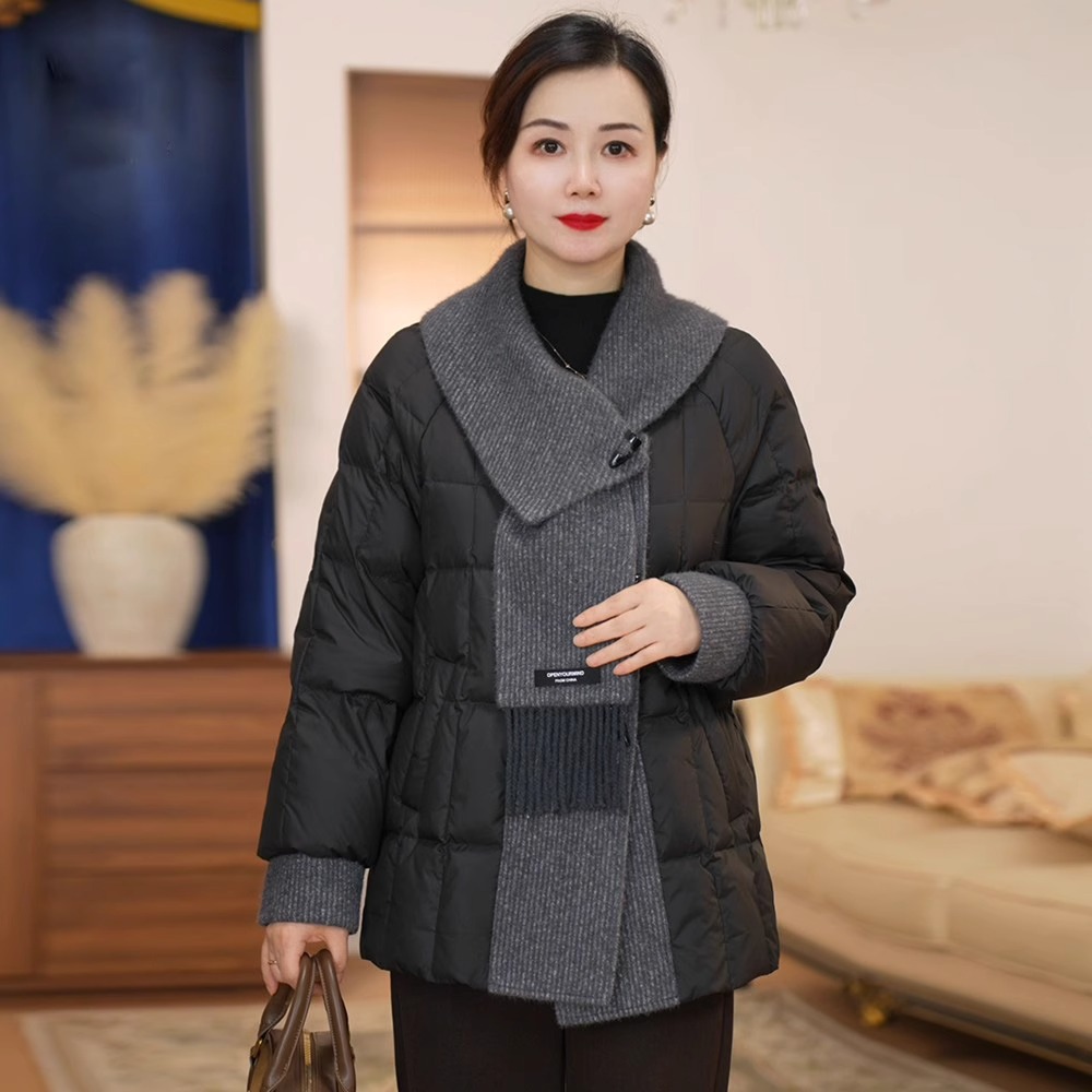 品牌妈妈装针织拼接短款外套中老年新款围巾加厚保暖大码羽绒棉服