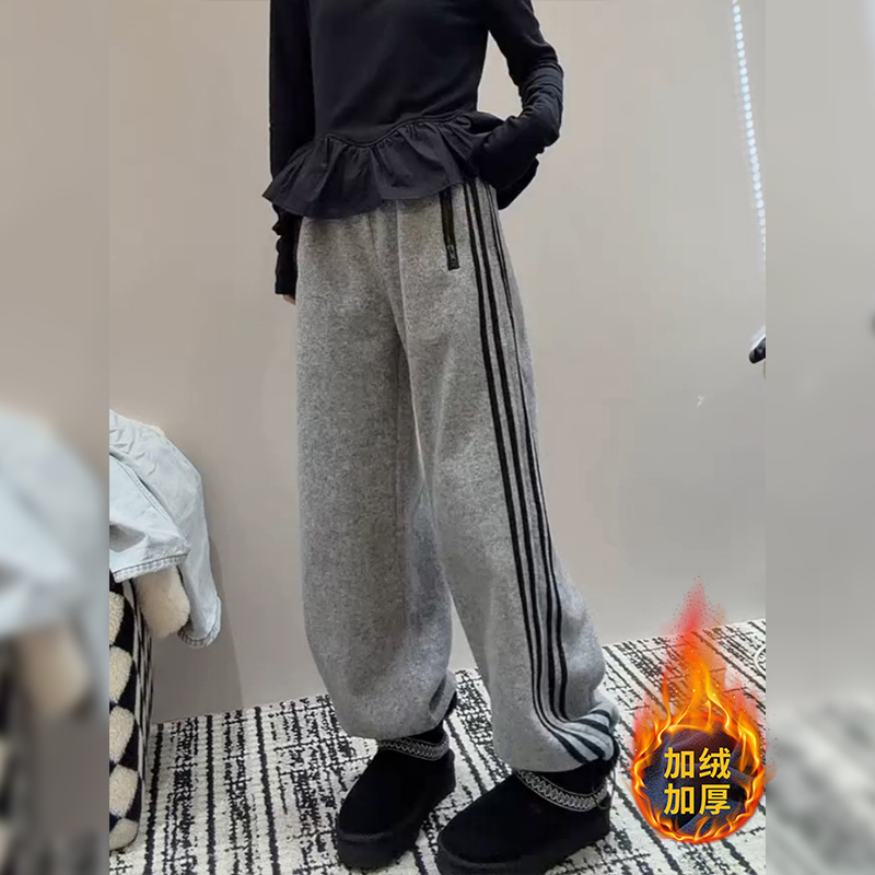 三杠灰色加绒条纹运动束脚卫裤女冬季2025新款大码胖mm直筒阔腿裤
