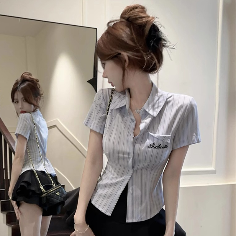 学院风复古条纹衬衫女夏季纯欲甜美辣妹短款上衣小众修身短袖衬衣