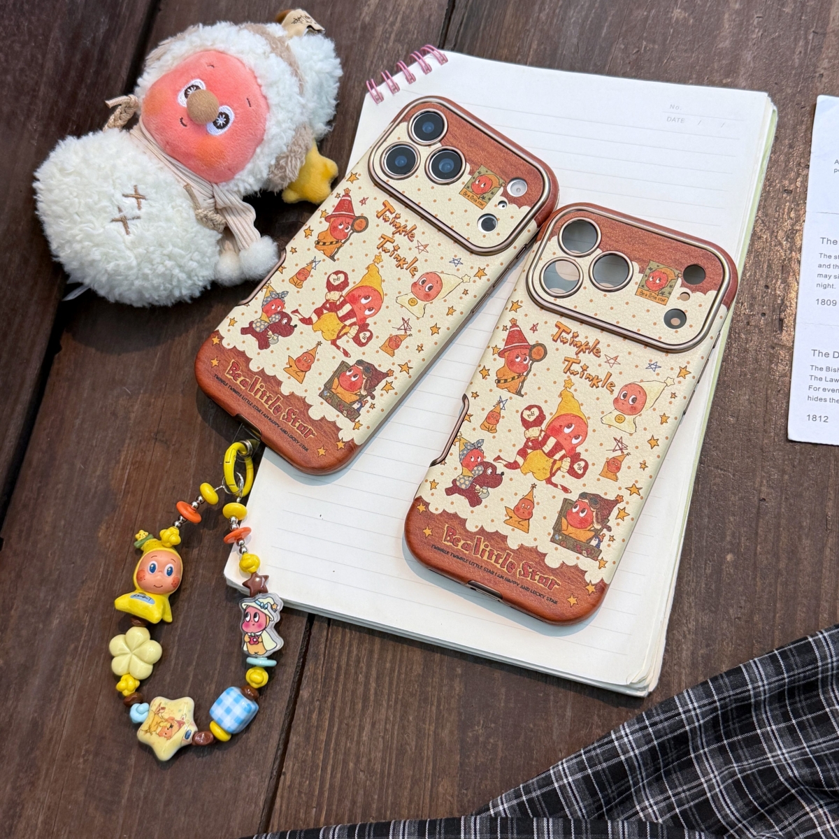 棕色波点星星人插画贴皮适用于新款17pro大视窗贴皮手机保护壳星