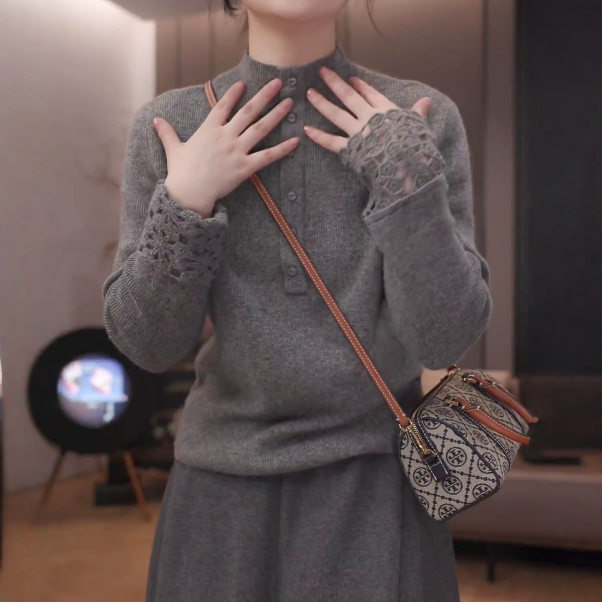 韩系显瘦半高领百搭通勤风毛衣2025秋冬新款洋气镂空设计打底上衣