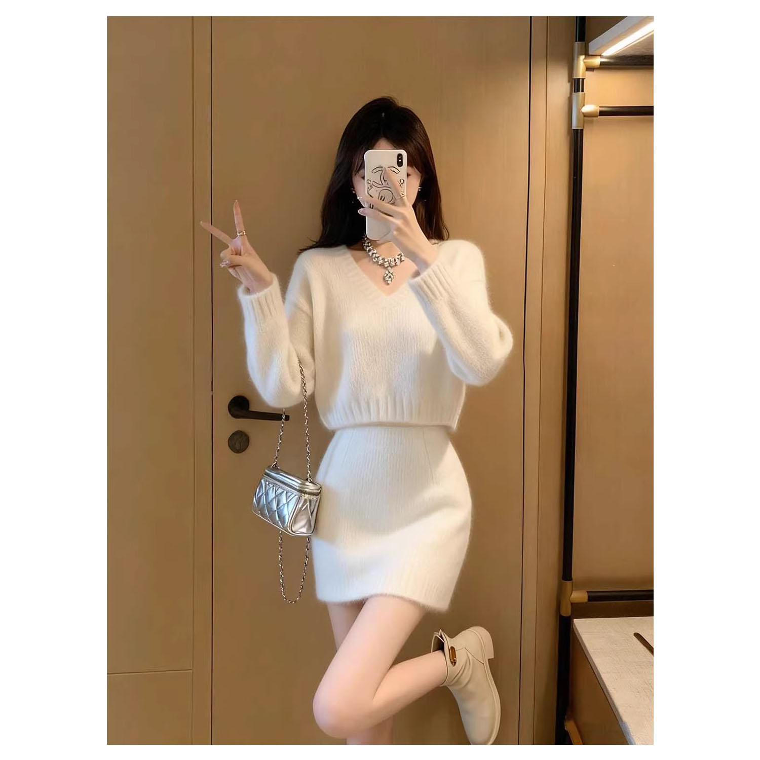 秋冬搭配一整套气质高级感针织套装女白色V领内搭毛衣短裙两件套