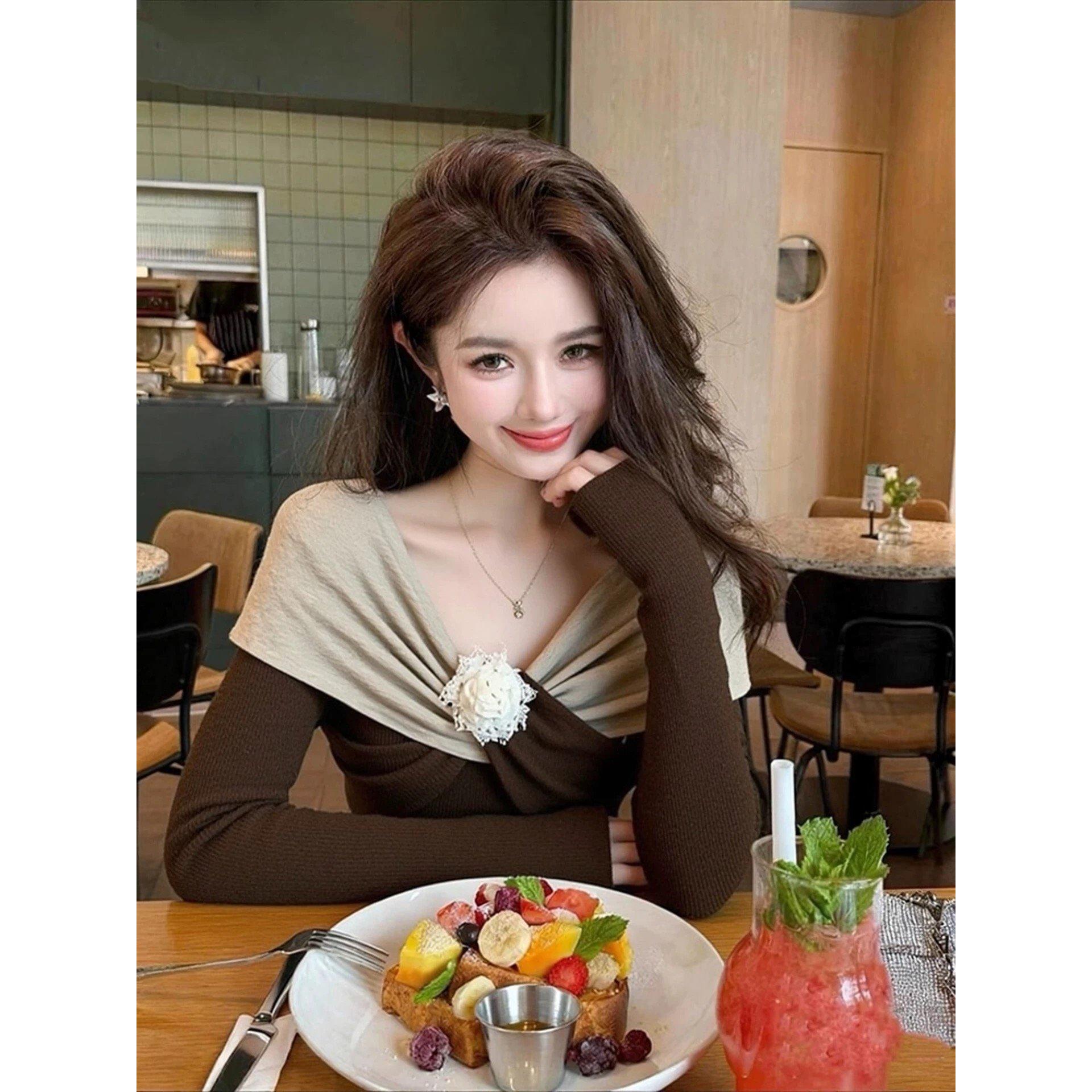 SS3616冬季流行巨好看撞色拼接扭结花朵深灰色一字肩打底针织上衣