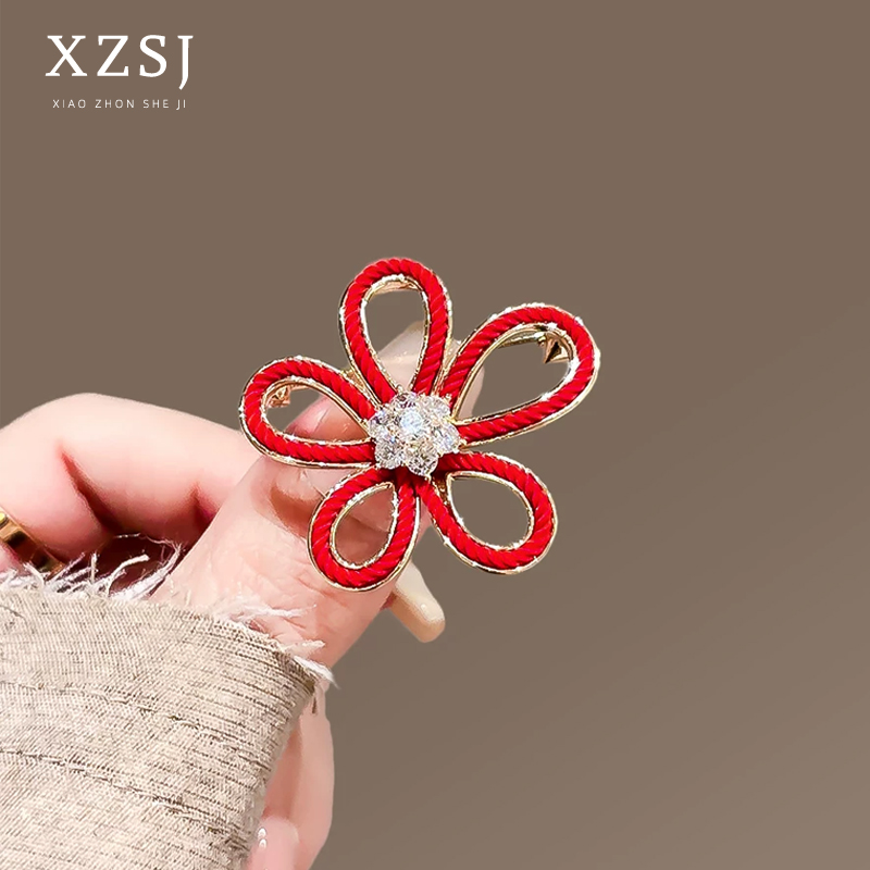 铜锆石胸针 新年红色绳子镂空花朵别针高档女设计感衣服胸花配饰