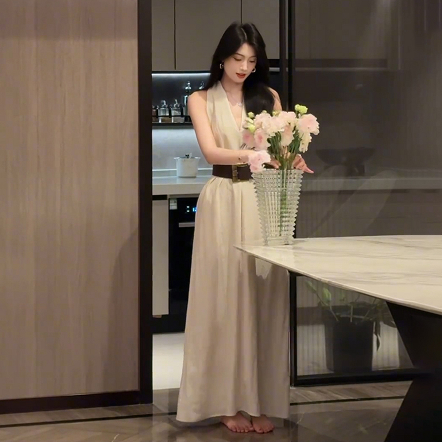 2025新款御姐风无袖挂脖吊带连衣裙子女夏季大方得体气质收腰长裙