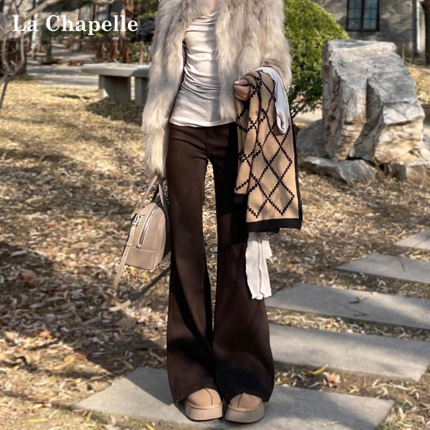 拉夏贝尔咖色牛仔微喇裤女秋冬2025新款加绒超火美式拖地喇叭裤子