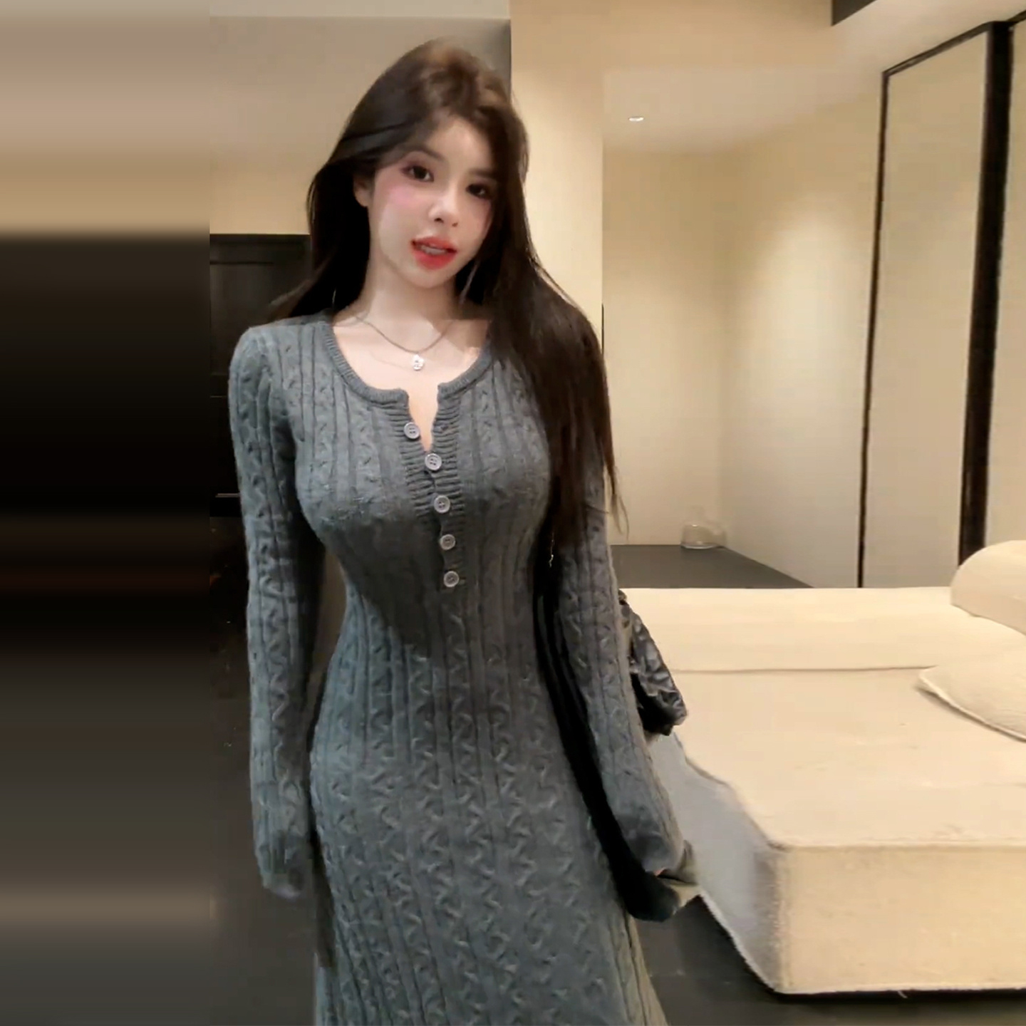 法式灰色长袖针织连衣裙子女秋冬2025新款高级感修身收腰包臀长裙