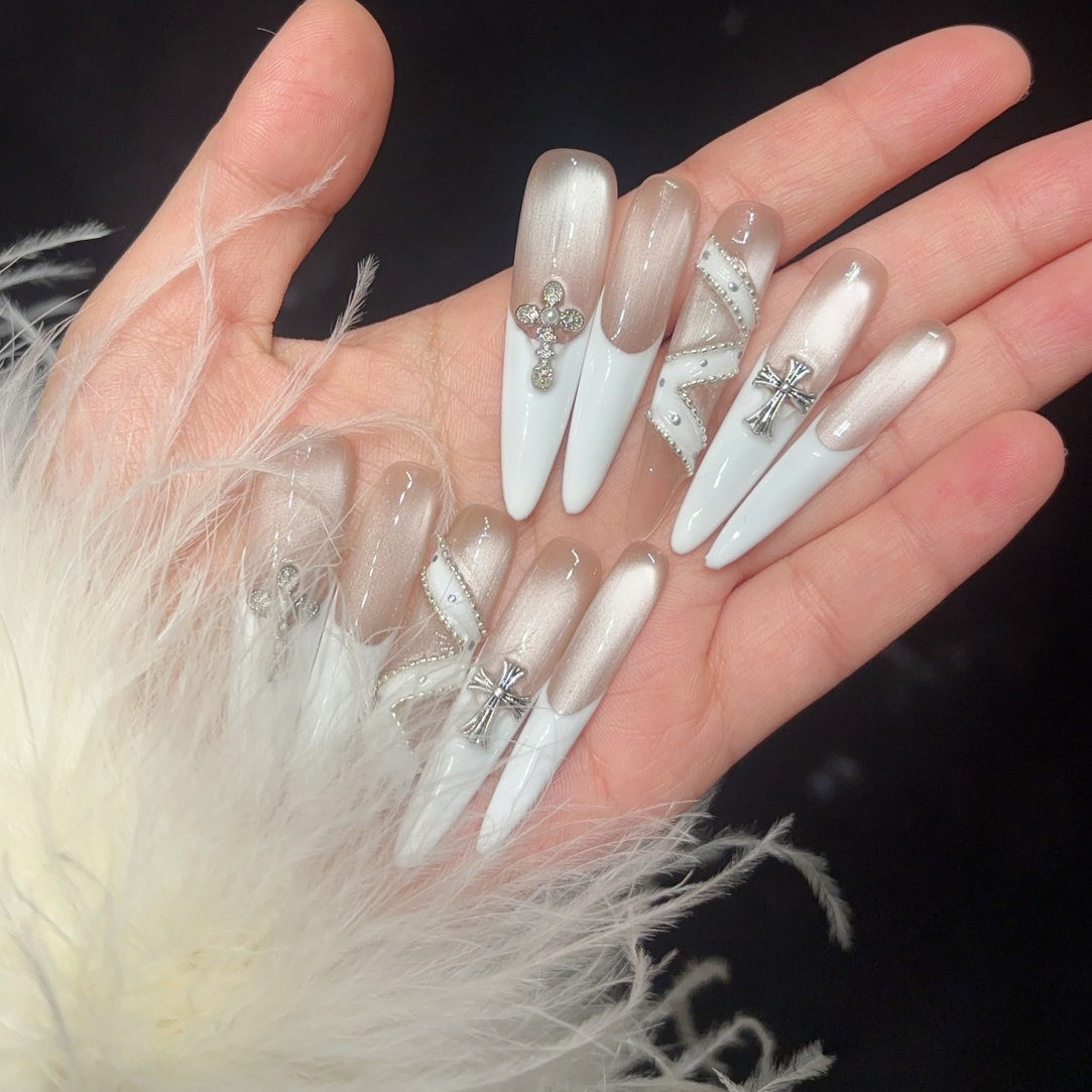 （白色s弯绷带）法式猫眼秋冬显白高级清冷感镶钻爆闪纯手工穿戴甲