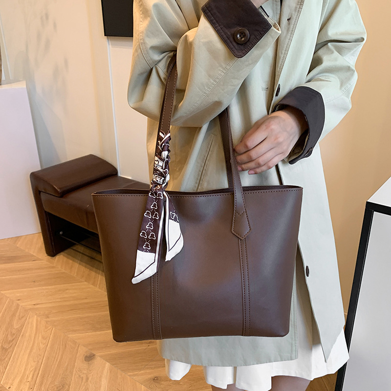大容量女包通勤潮春季单肩托特包包女款爆款2025新款硬底简约百搭