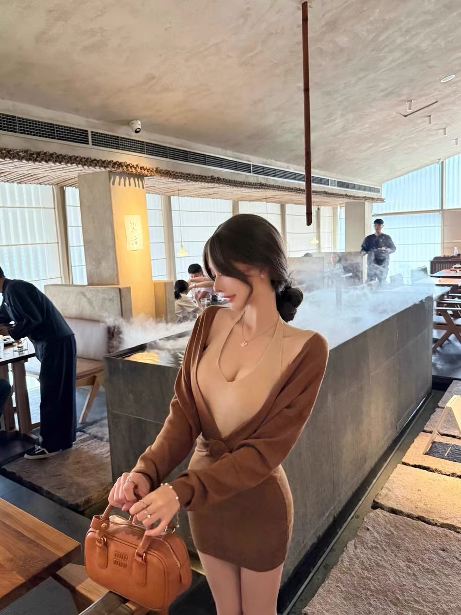 假两件拼接连衣裙女早秋气质收腰显瘦性感挂脖露肩针织包臀裙子