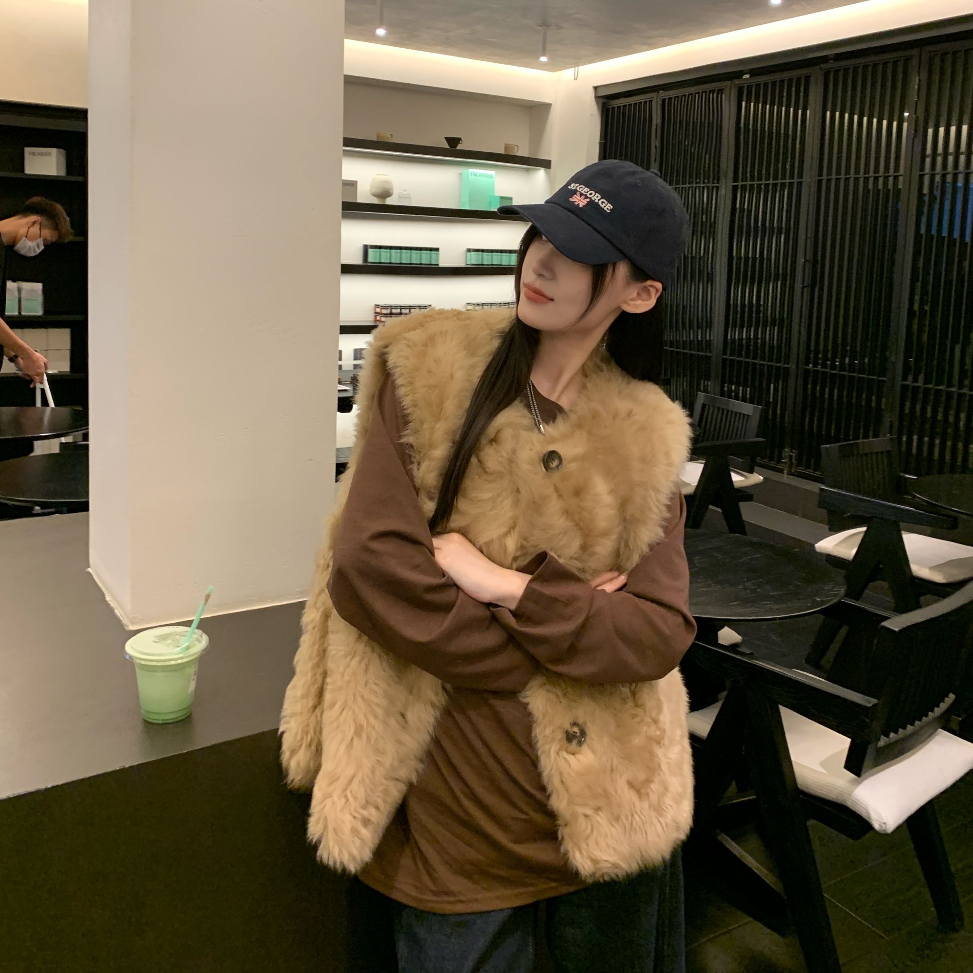 区别Low货2025冬爆款仿羊羔毛马甲女短款皮毛一体欧尼毛毛外套潮