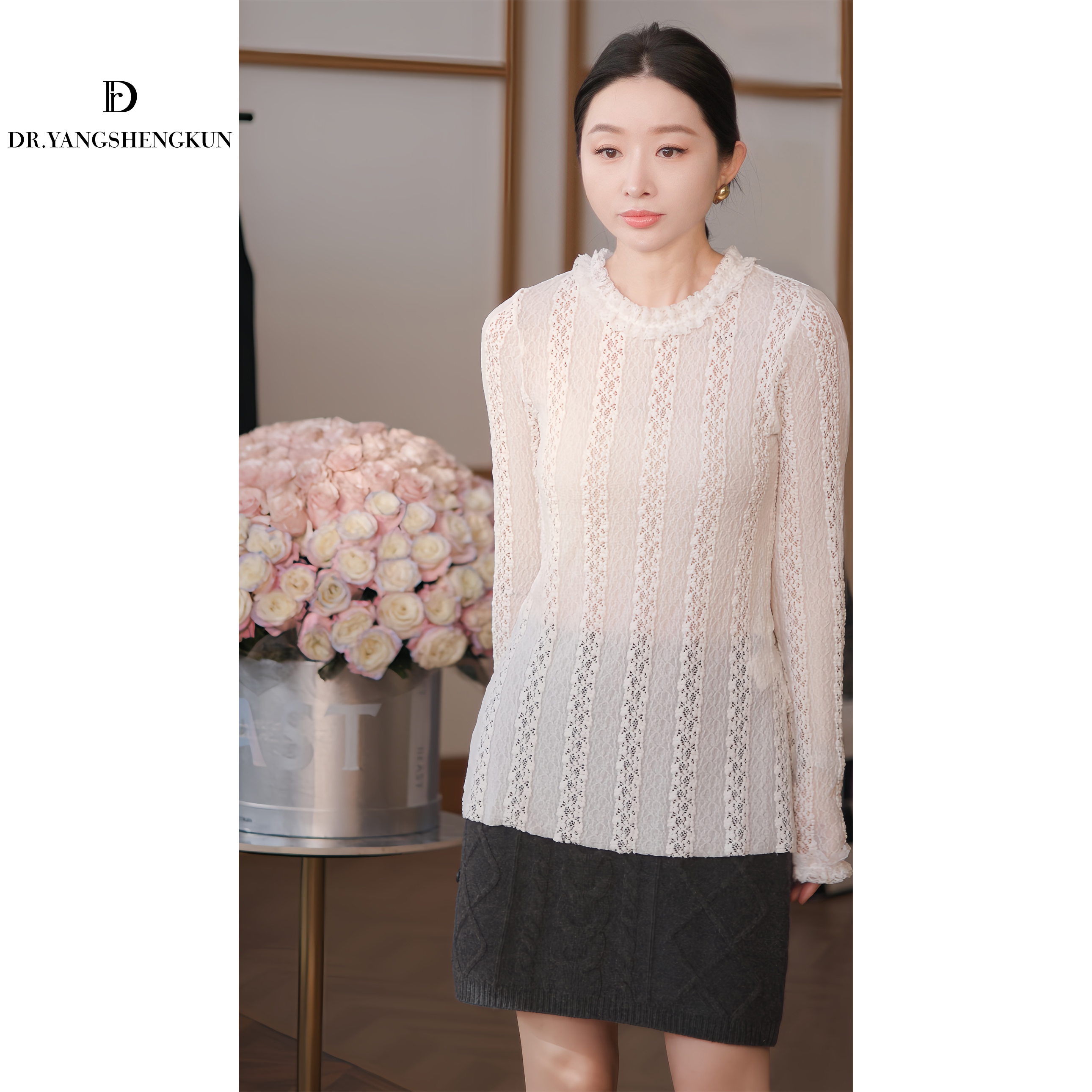 杨圣坤2025冬季新品甜美镂空蕾丝花边领长袖打底T恤SQ25120761