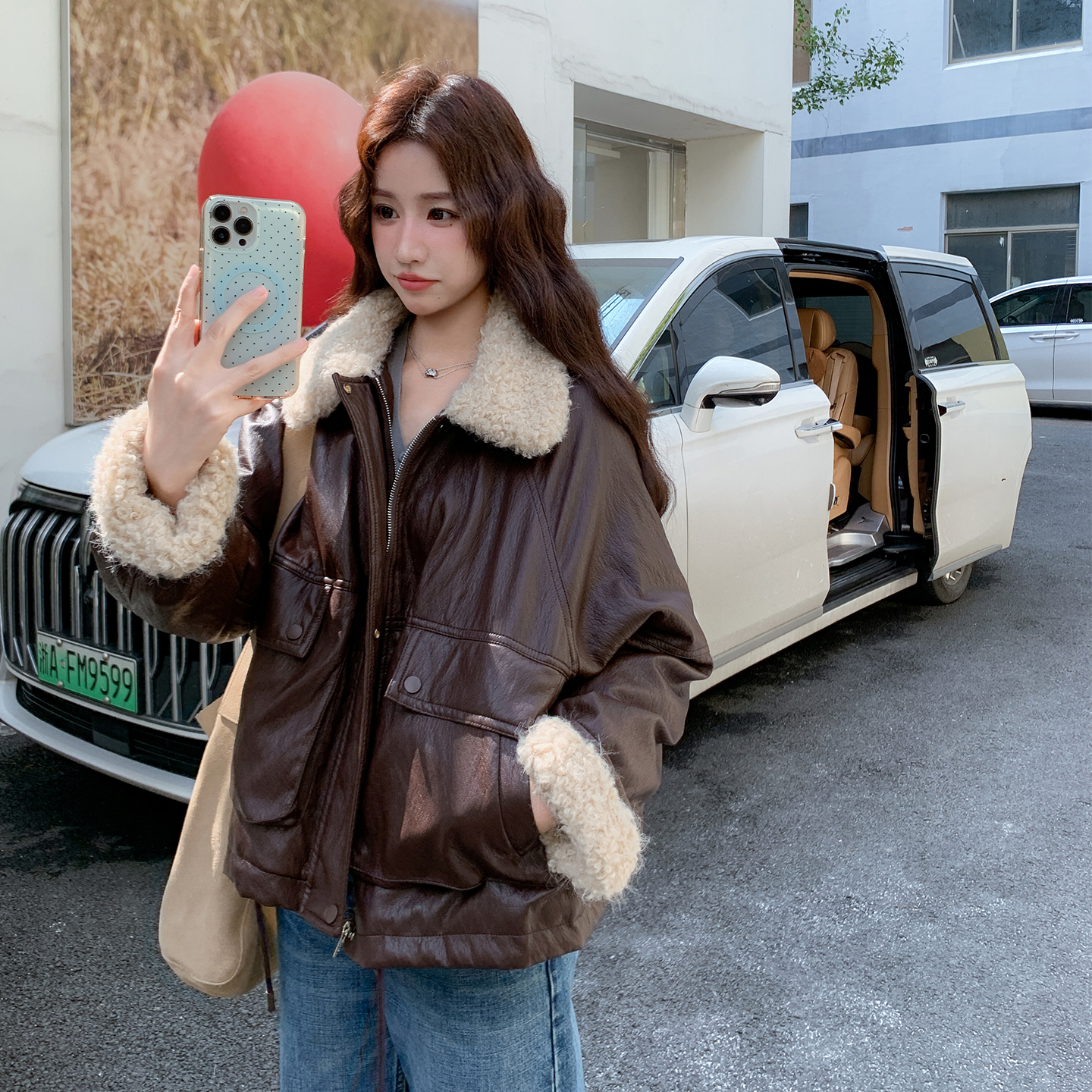 咖色复古羊羔毛翻领PU皮羽绒服女2025冬季新款酷飒加厚机车服夹克