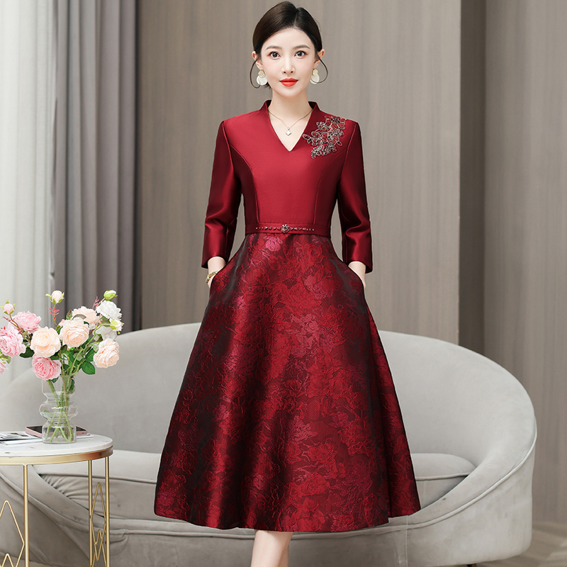 重工钉珠提花红色连衣裙女春秋新款高级感优雅气质收腰宴会敬酒服