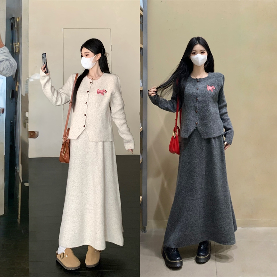 大码女装百搭设计感半身长裙秋冬季小马标针织开衫套装两件套女