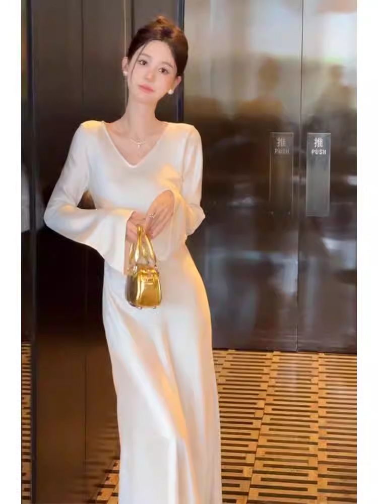 法式高级感醋酸缎面v领长袖连衣裙女气质日常可穿白色生日礼服裙