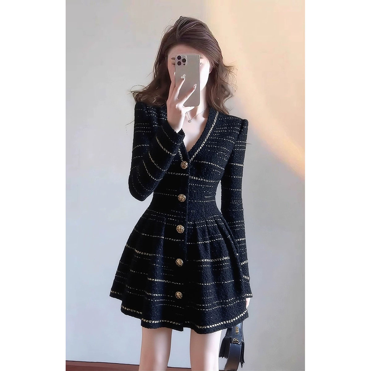 法式小香风黑色V领连衣裙女秋冬季新款富家千金风气质名媛连衣裙