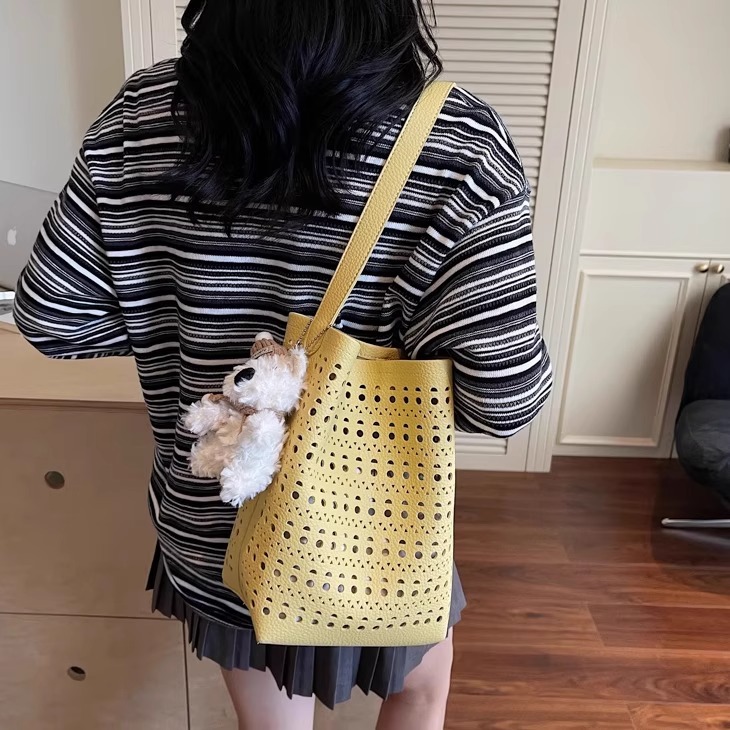大容量镂空包包女夏季2025新款小众设计单肩子母包休闲爆款水桶包