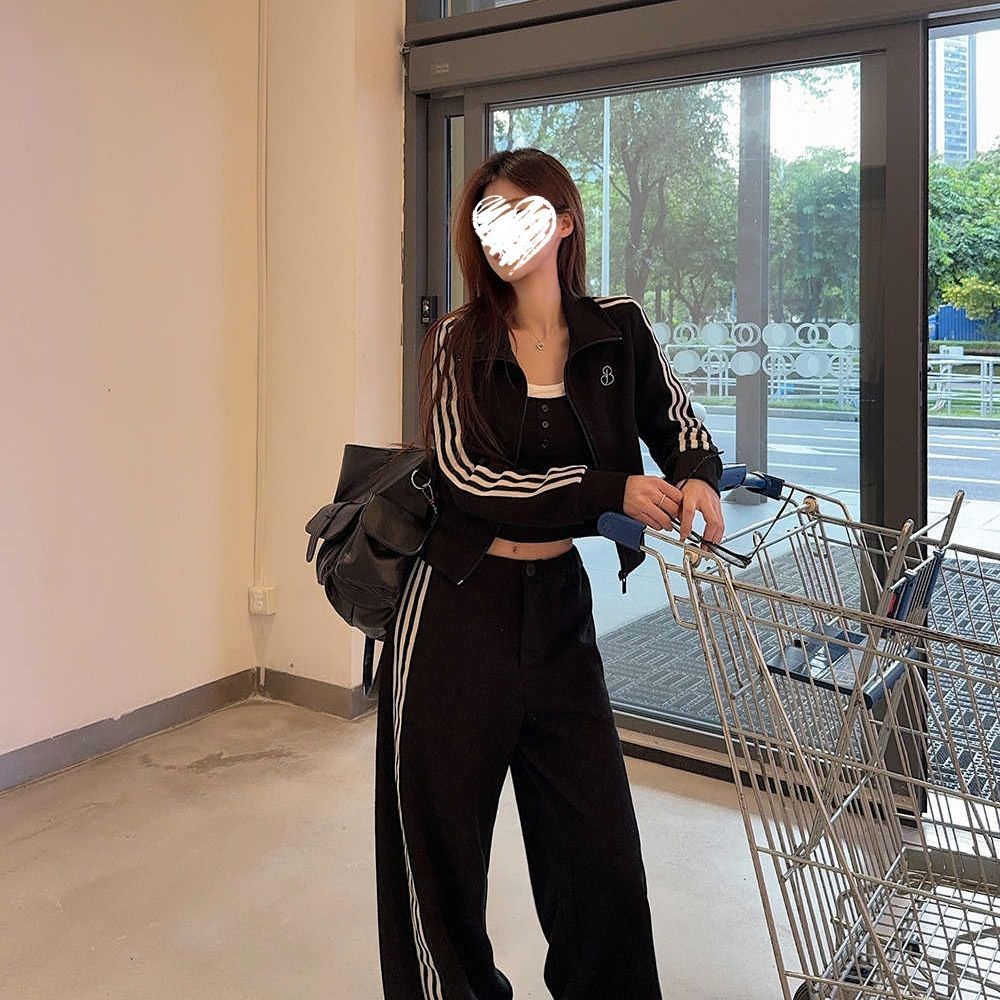 大码运动风穿搭套装女秋季休闲立领三条杠开衫外套黑色阔腿长裤