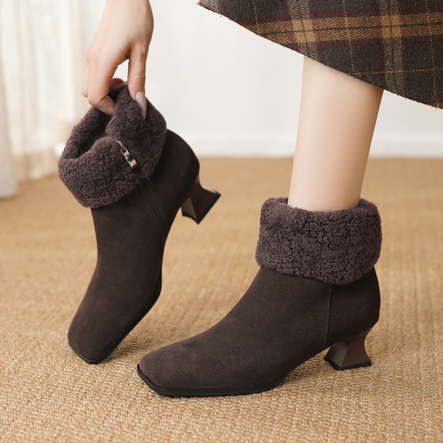 5cm复古风羊毛短筒时装靴女冬季方头加绒高跟短靴保暖粗跟毛毛靴