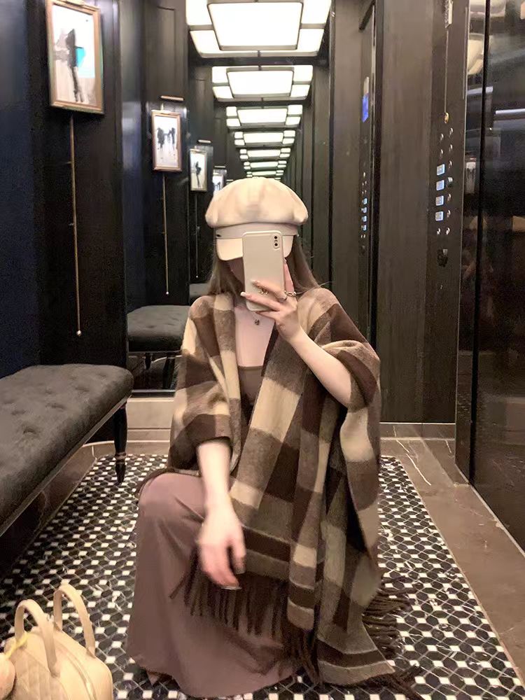美拉德色系驼色披肩女2025新款旅游外搭秋冬季氛围感斗篷披肩围巾