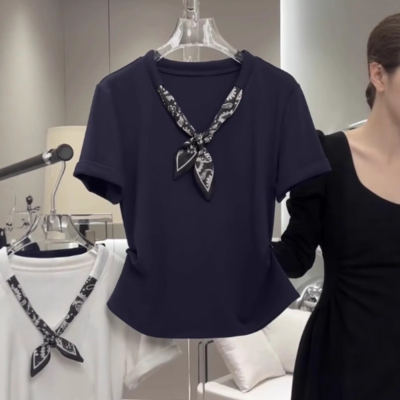 大码胖mm纯色V领短袖T恤女士夏季新款时尚减龄法式设计感丝巾上衣