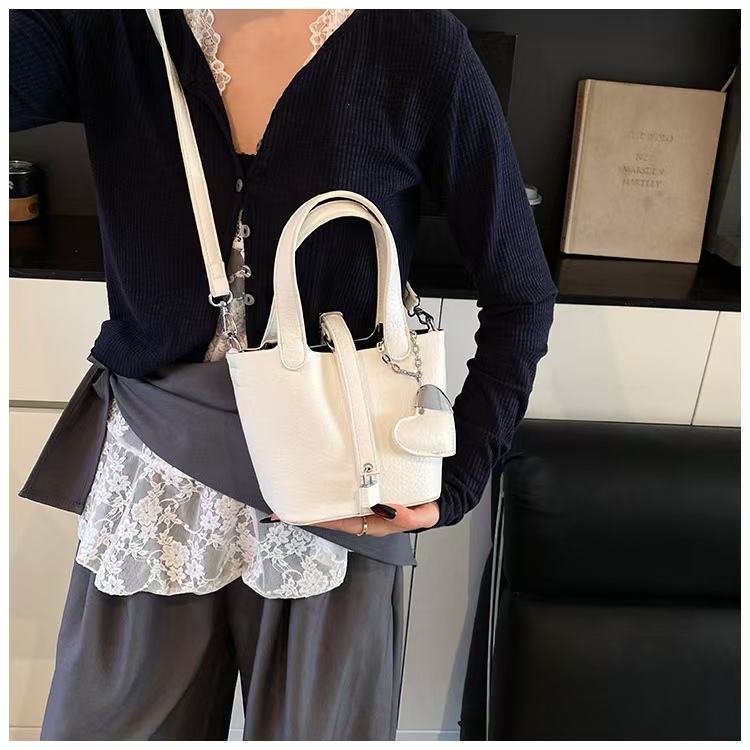 超火白色菜篮子包包女式2025新款轻奢小众高级感手提托特包斜挎包