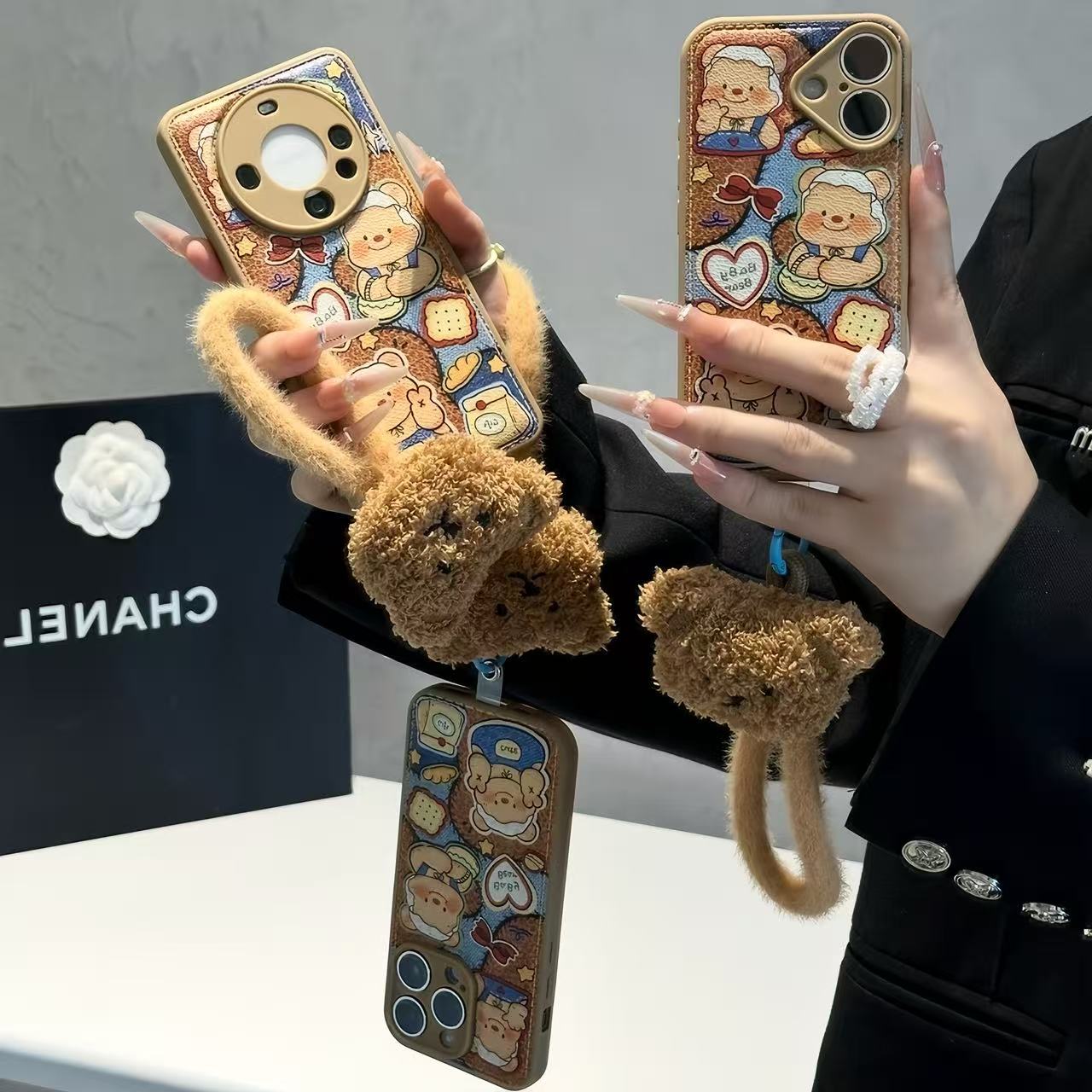 可爱黄油小熊手绳适用苹果17手机壳iPhone16华为vivo小米14oppo套