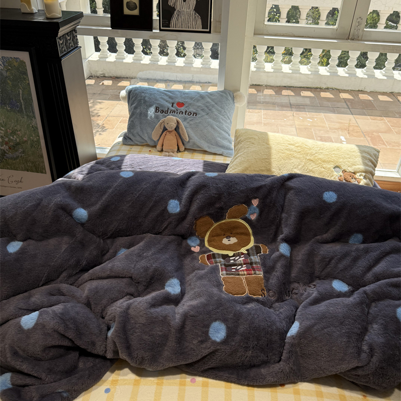 易安阁ins保暖秋冬季兔兔绒刺绣蓝波点小熊牛奶绒四件套1.5m1.8米