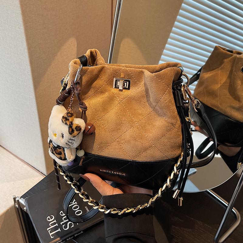 艾米兔女包2025新款时尚百搭休闲简约质感复古风单肩斜挎水桶包