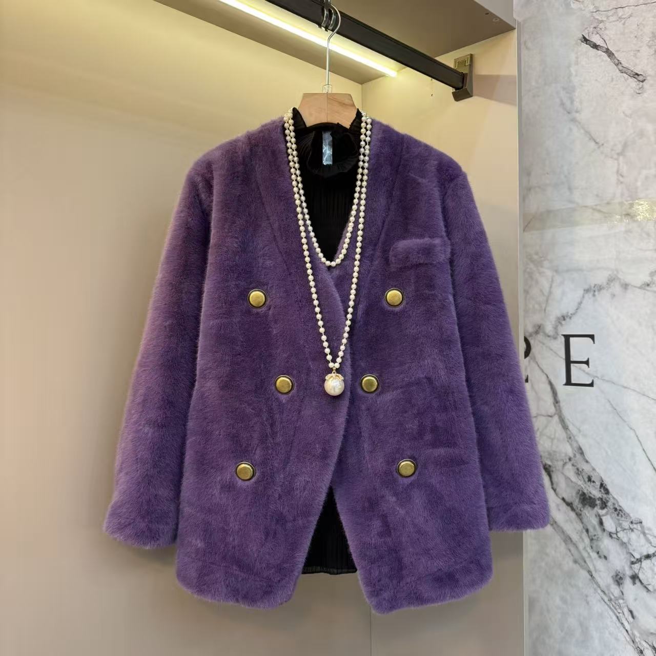 2025新款名媛V领纽扣不规则设计感气质大方保暖款显瘦外套24289