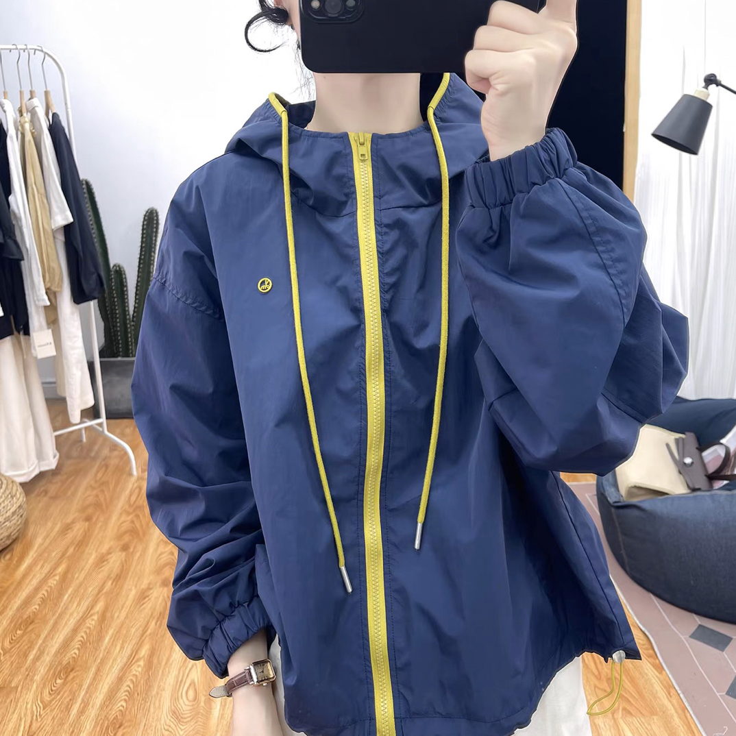 秋装时尚设计立领拼色外套女冲锋衣减龄上衣2025新款连帽宽松夹克