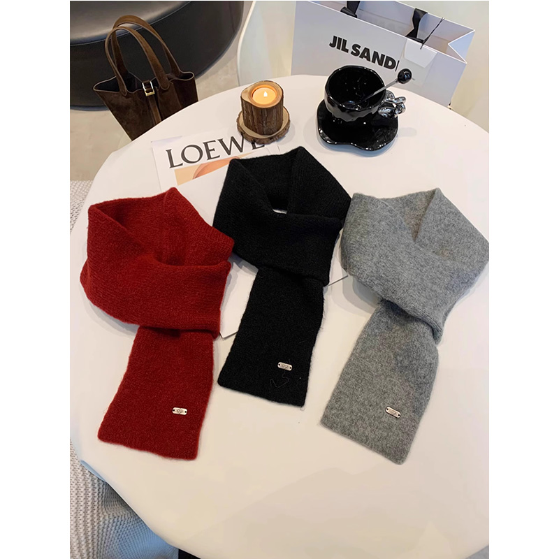 日韩穿孔小围脖2024新款秋冬季韩版时尚小版纯色百搭护颈针织围脖