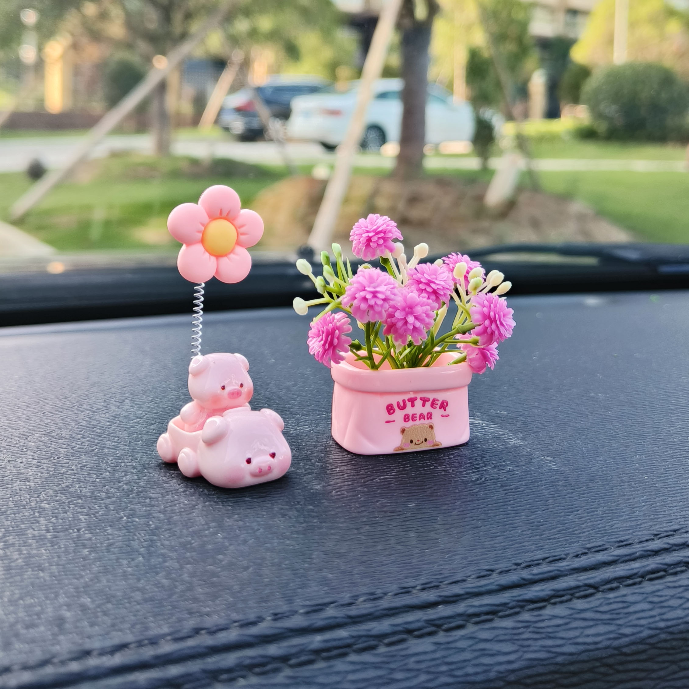 可爱萌趣小猪中控屏幕解压摇头小公仔创意车内饰品新款网红装饰