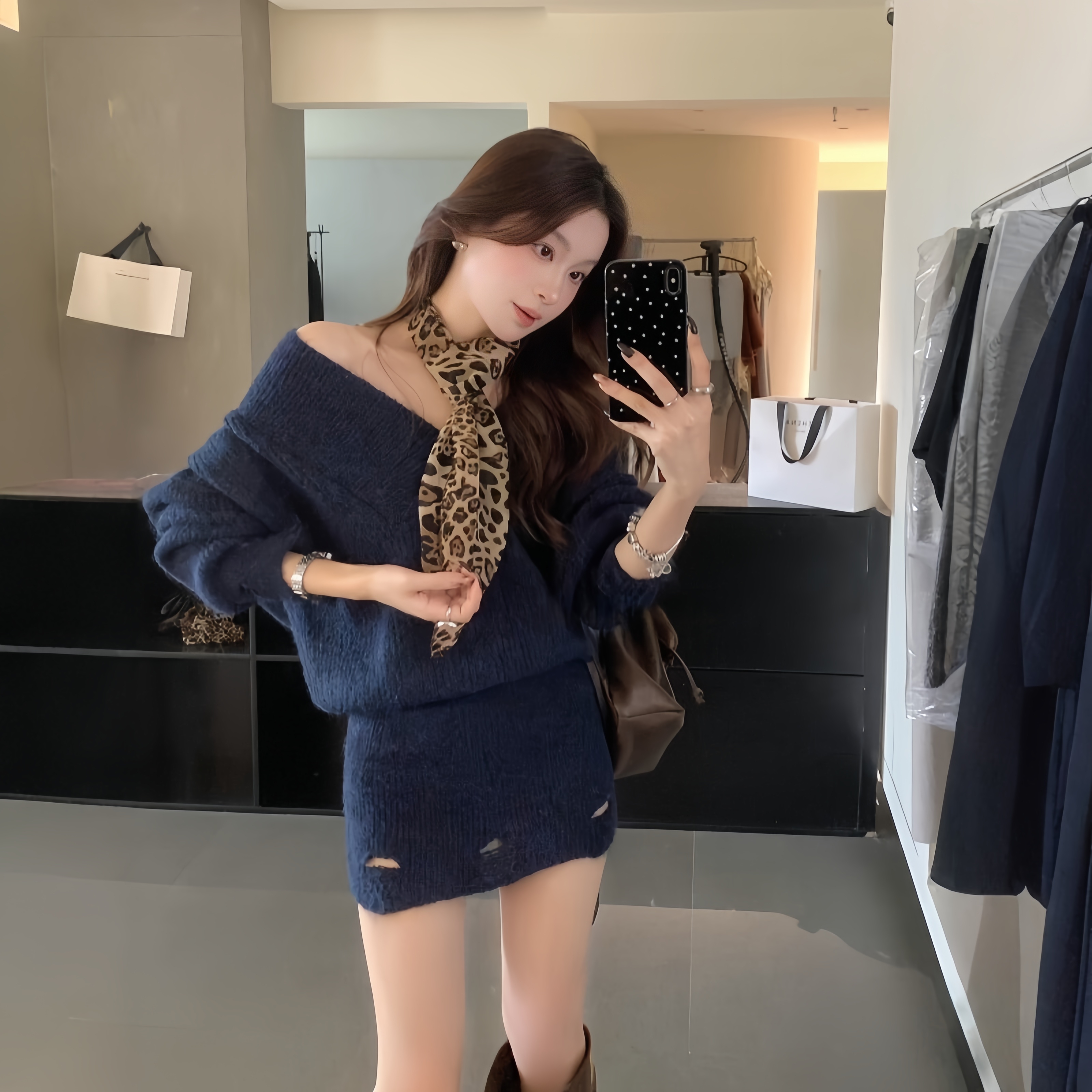 高级感穿搭针织毛衣露肩连衣裙子2025秋冬季新款女装包臀短裙