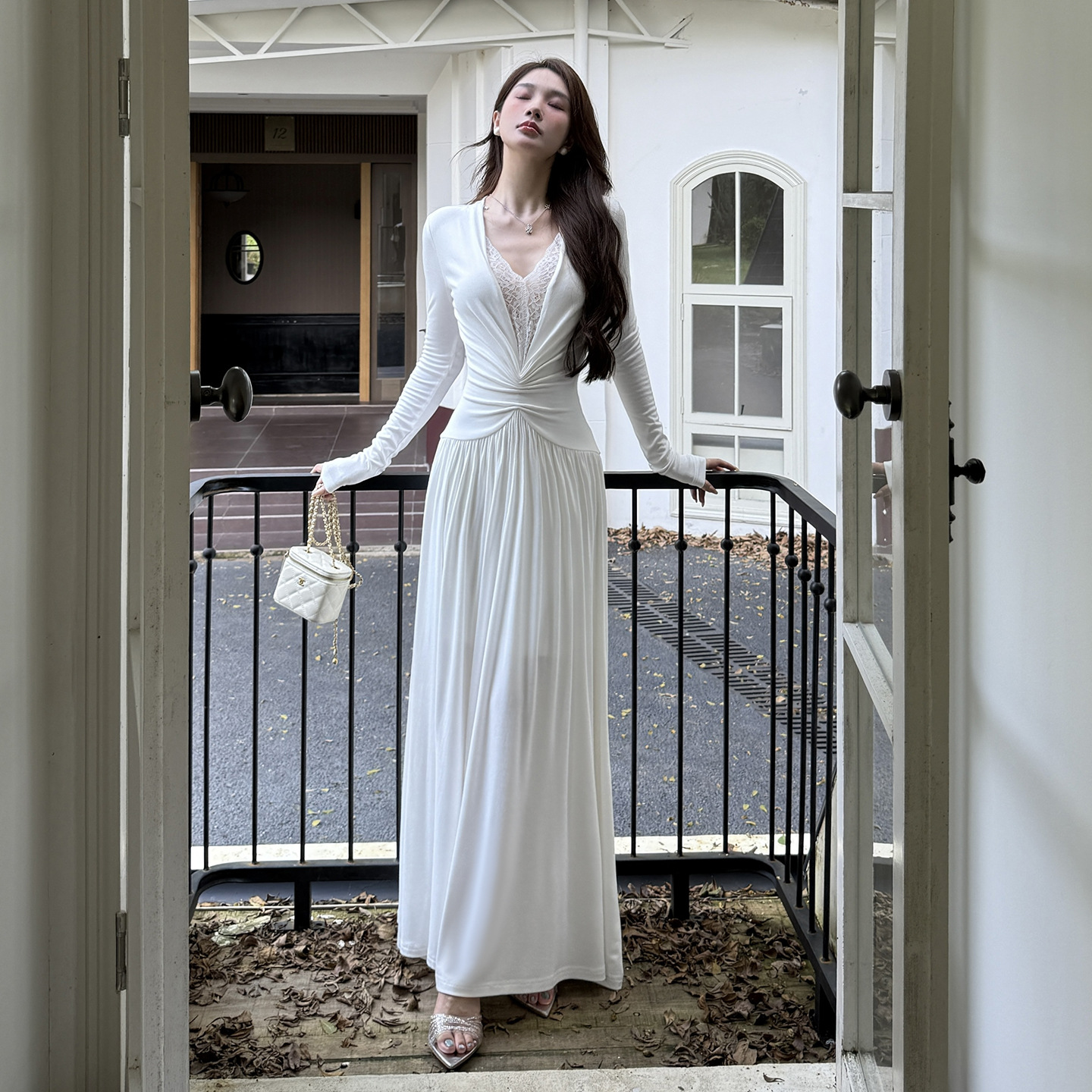 纯欲深V性感蕾丝拼接连衣裙秋冬款裙子漂亮出片气质内搭收腰A摆裙