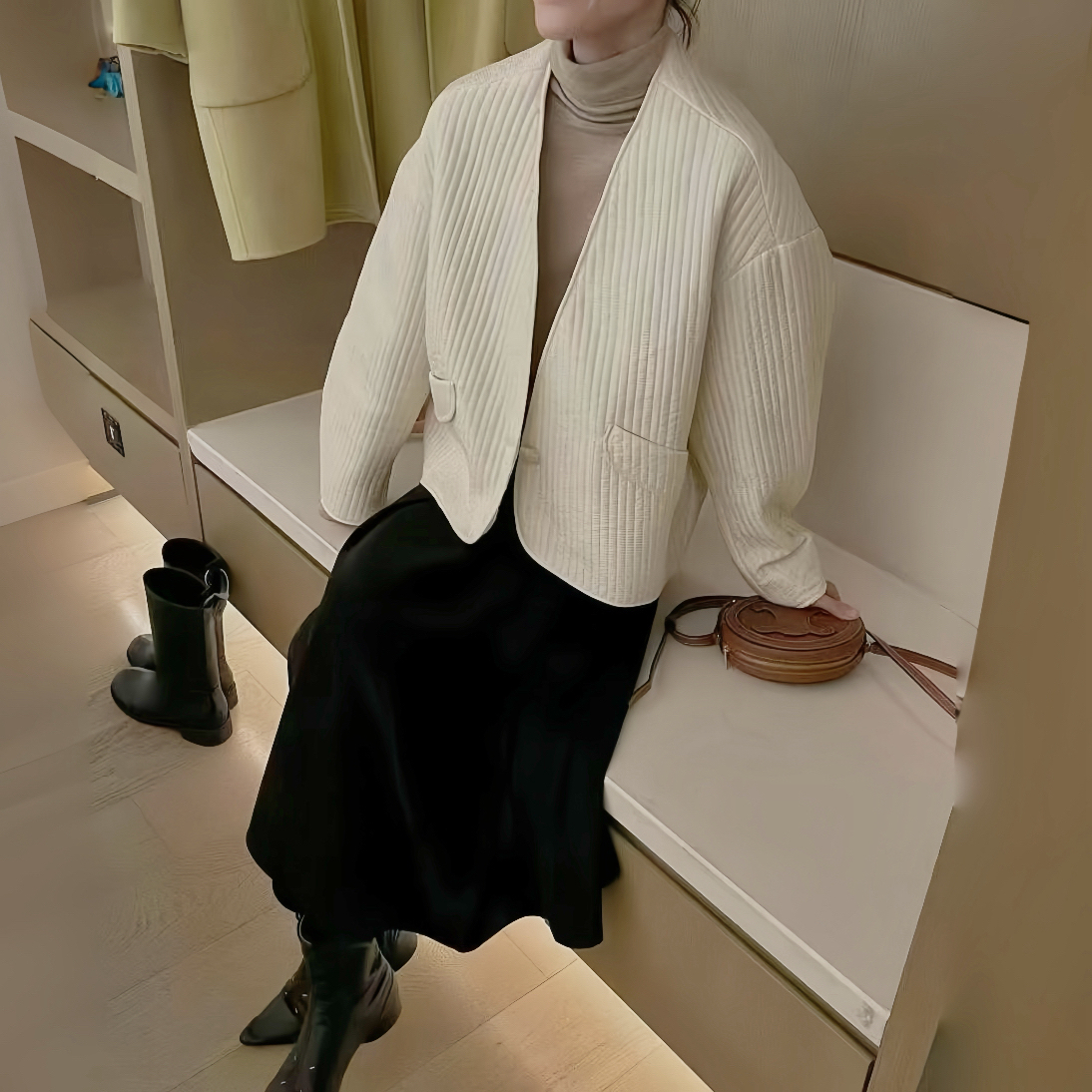 2071「轻盈有型｜韩系短款V领绗棉外套短款剪裁‌高腰线设计拉长比例