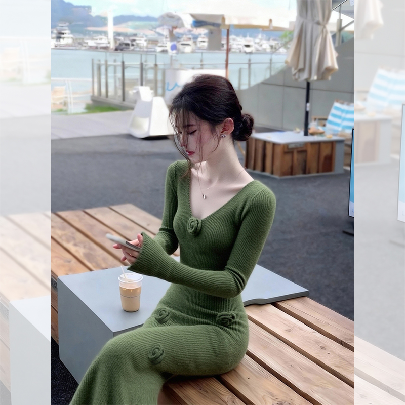 秋冬季绿色包臀长裙子气质高贵上档次v领针织内搭打底连衣裙女款