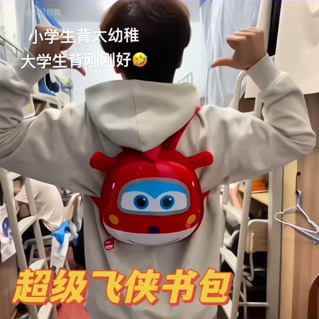 小飞侠书包羽毛球包大学生可爱双肩包摩托车机车包宿舍朋友包创意