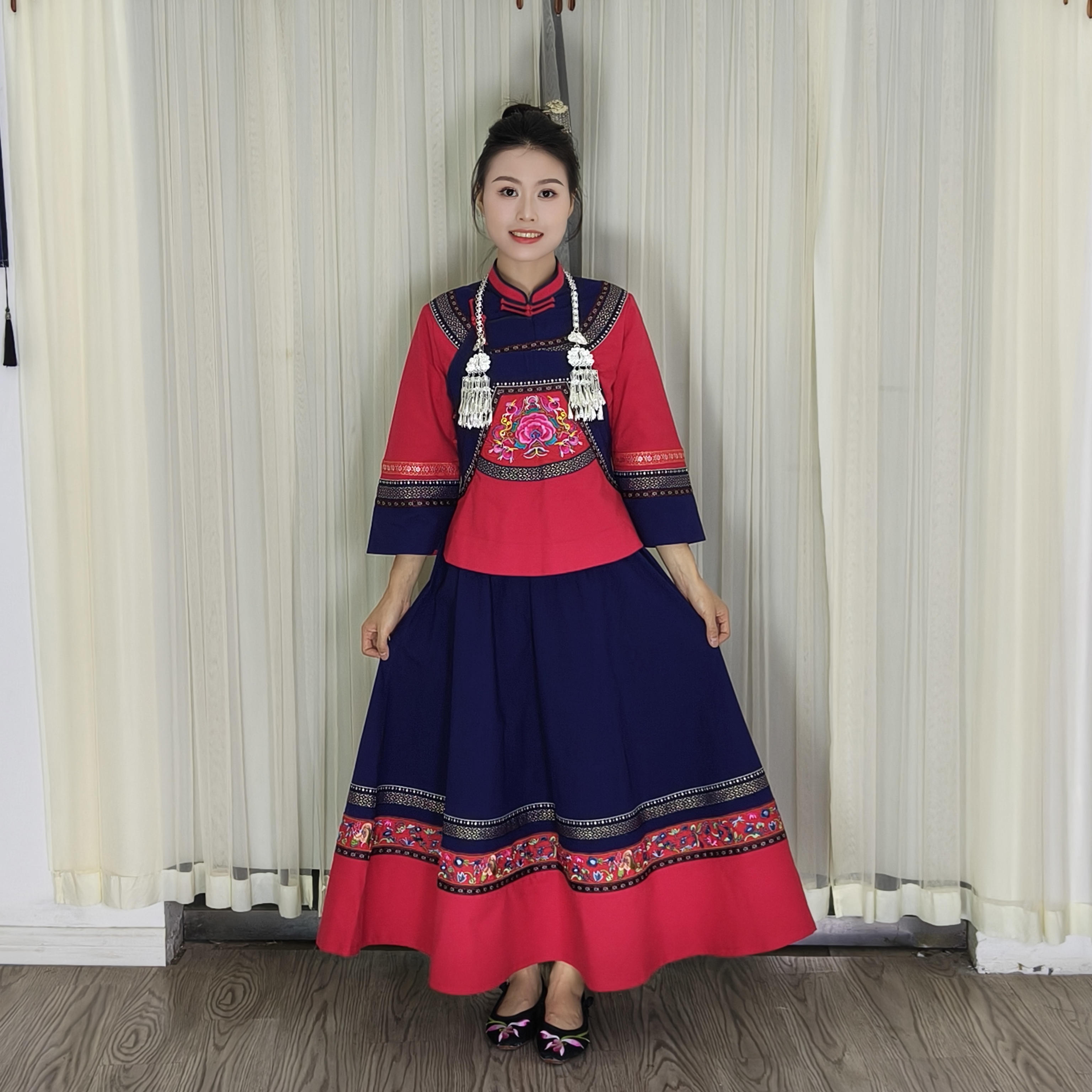2025年新款布依族壮族红色刺绣裙子套装