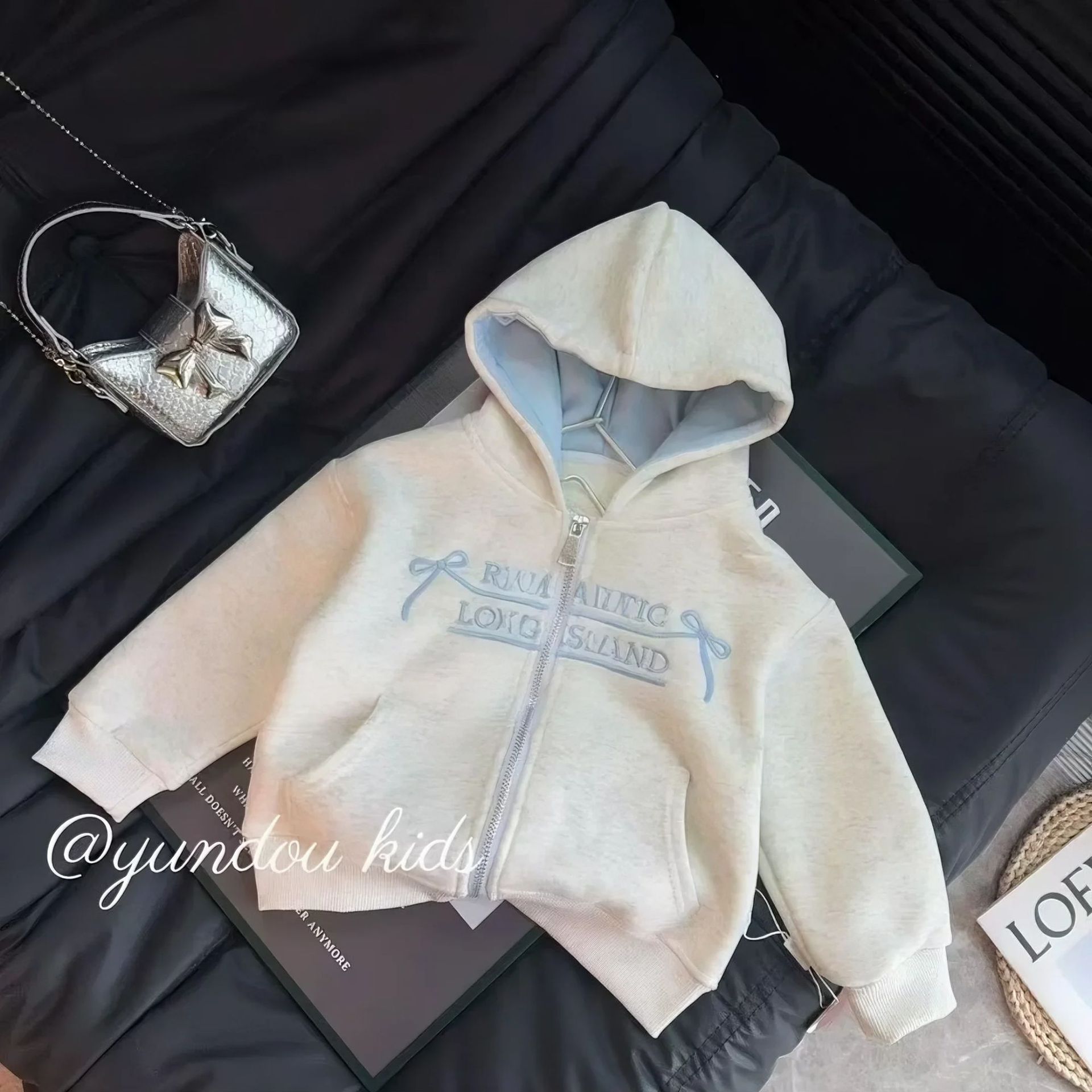 品质秋冬新品儿童加绒加厚刺绣外套中大童保暖童装男童女童连帽卫