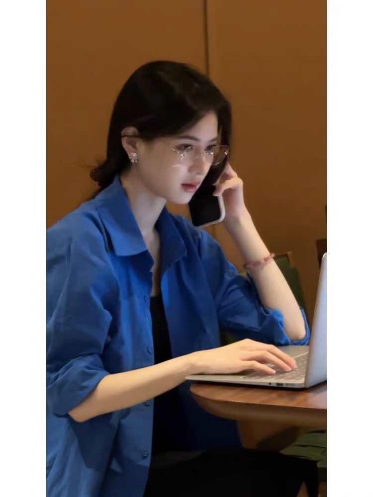 早秋新品蓝色长袖衬衫女通勤百搭时尚简约风宽松显瘦翻领洋气衬衣