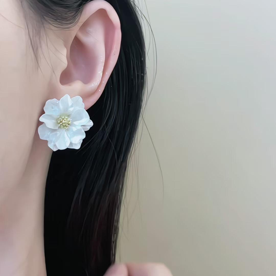 合金树脂耳饰 法式白色山茶花耳钉轻奢法式复古新款超仙耳环耳饰
