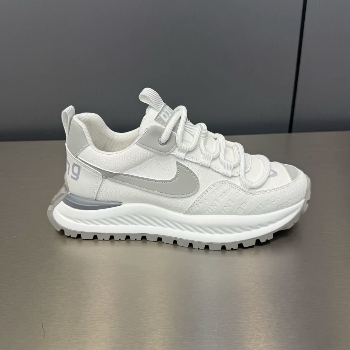 潮牌男鞋2025秋季时尚皮面百搭运动休闲鞋男士低帮轻便厚底阿甘鞋