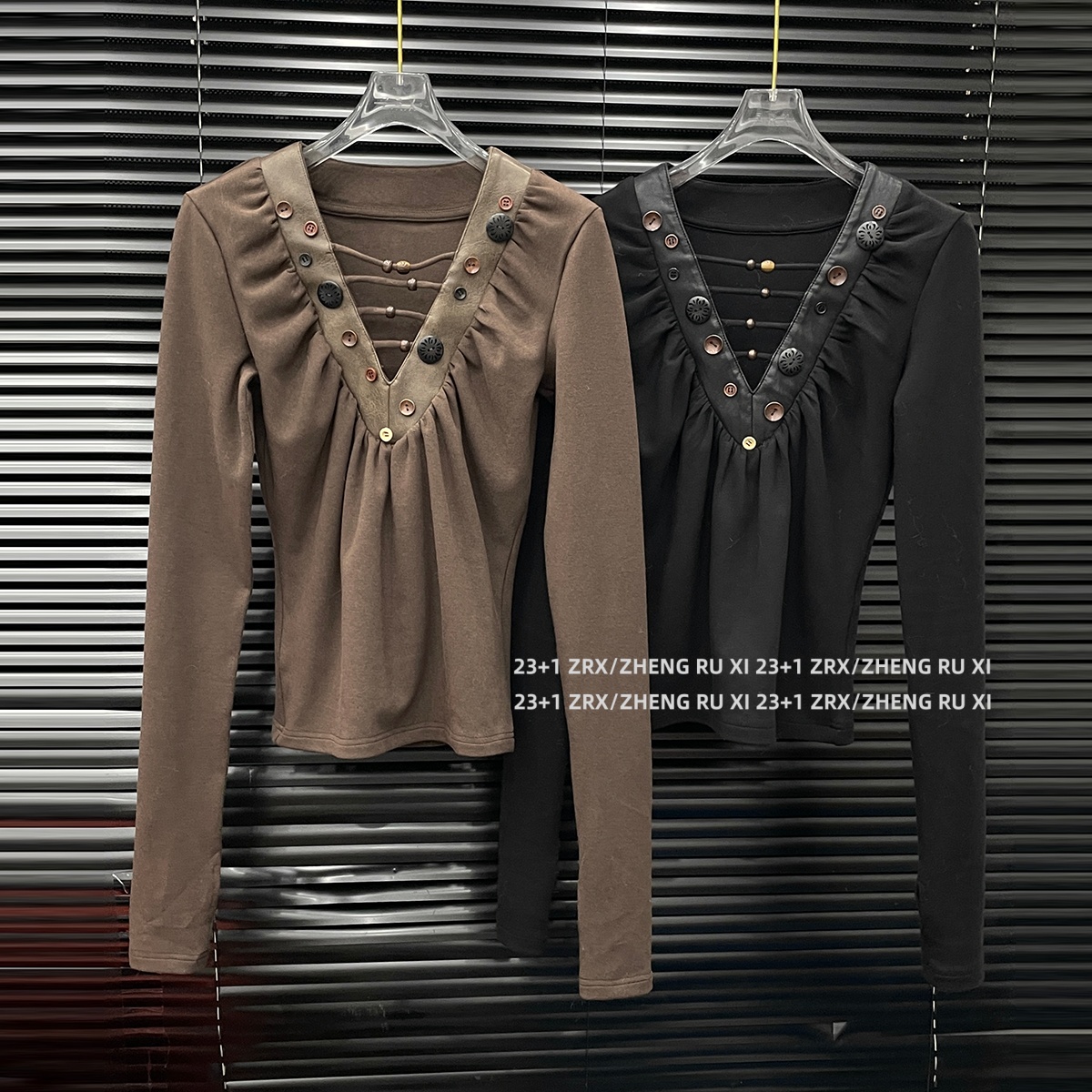 付新博女装手工扣子装饰T恤女休闲时尚百搭打底褶皱V领上衣15233