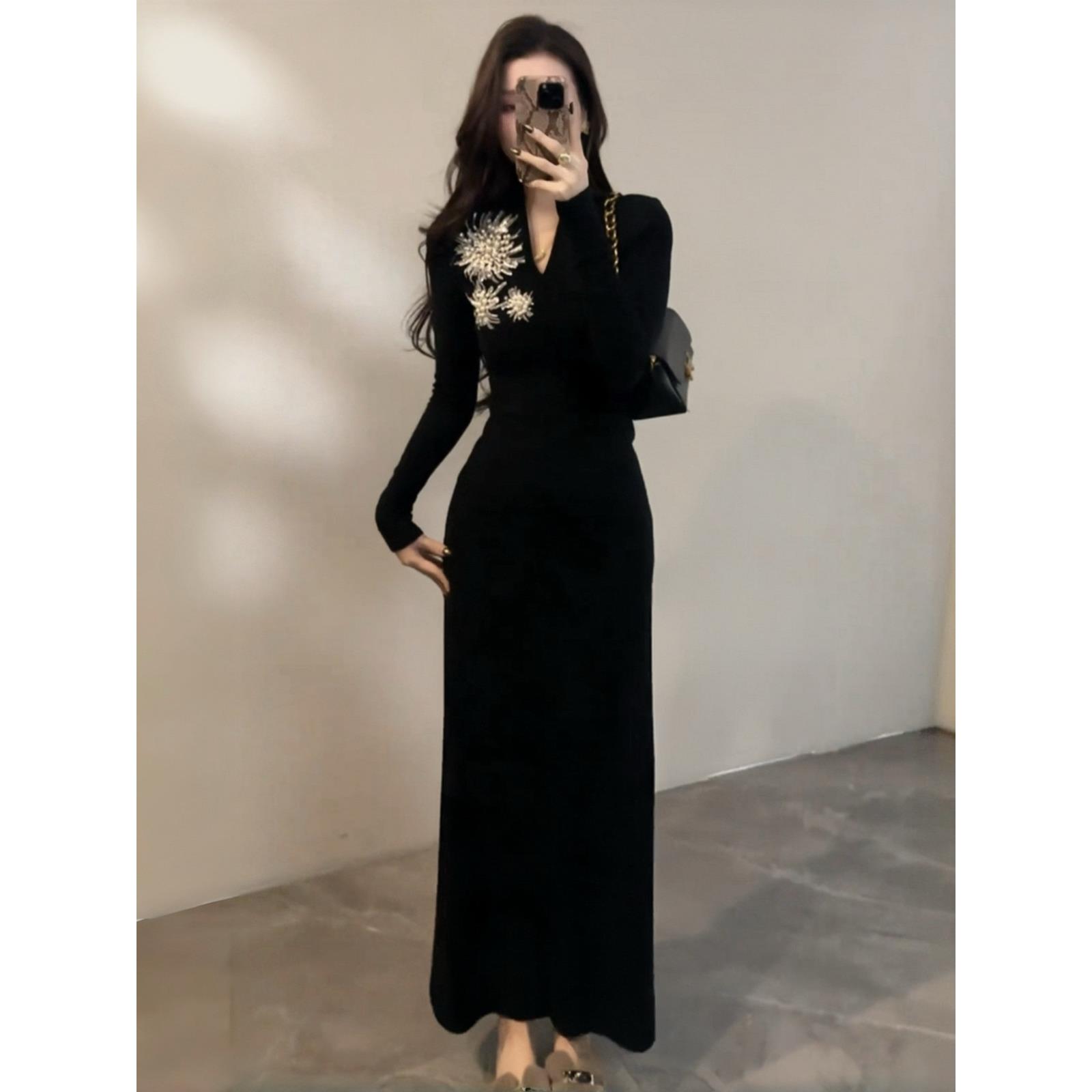 大婷婷 秋冬新款时尚显瘦V领长袖加绒长裙太阳花裱花连衣裙打底裙