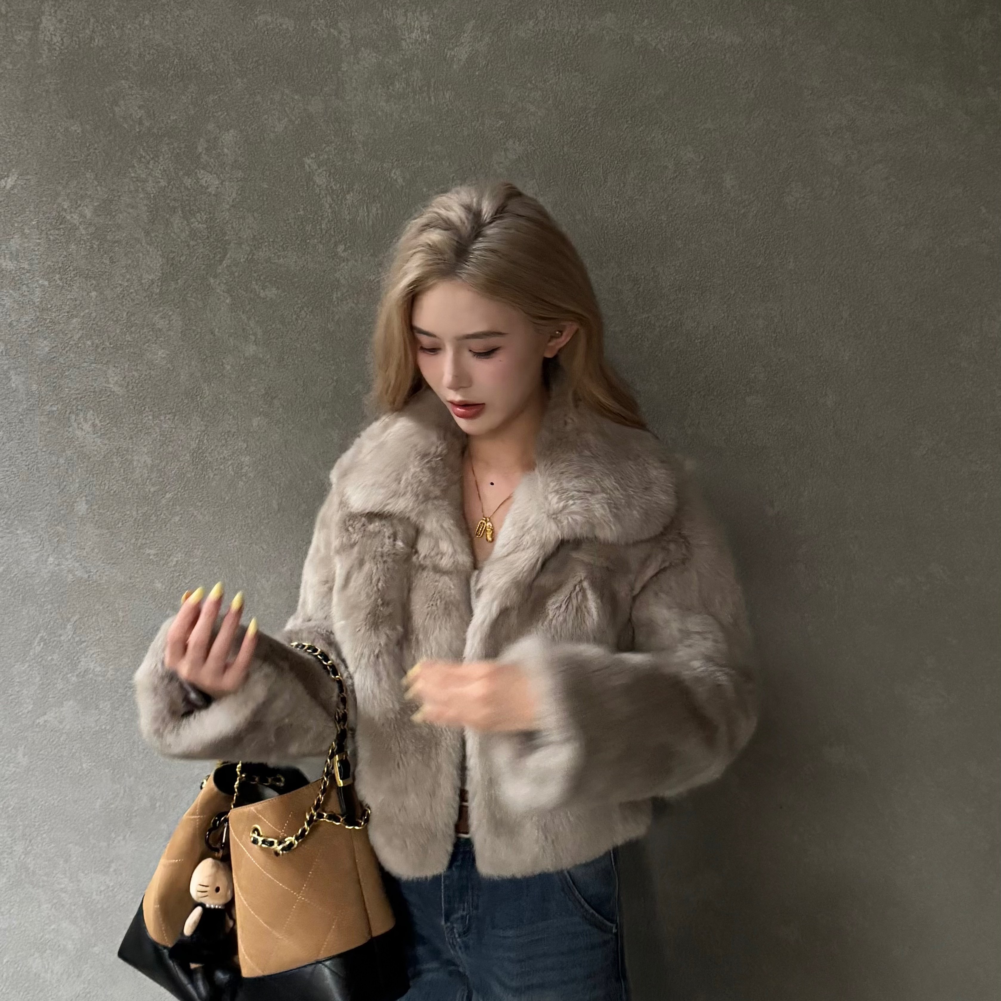 Tt Babe 【ins奶兔】2025 反季热卖短款兔毛一体外套