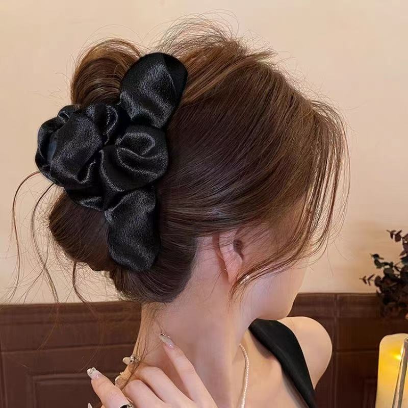 高级感褶皱缎面抓夹大号女新款云朵发夹后脑勺鲨鱼夹头饰夹子