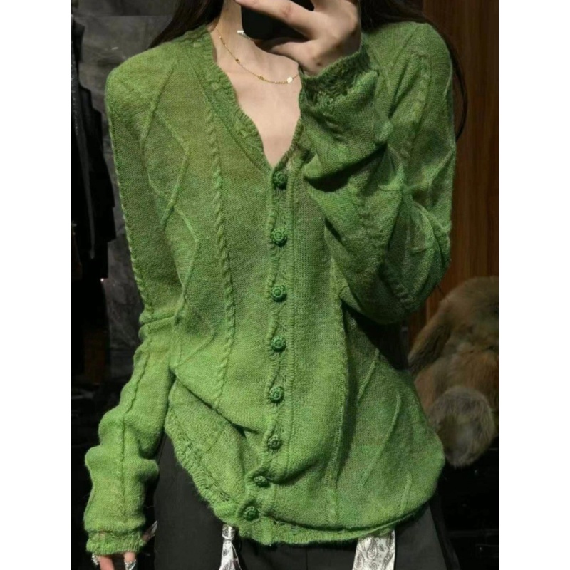 巨好看的早秋穿搭独特漂亮软糯减龄气质高级感绿色针织开衫毛衣女
