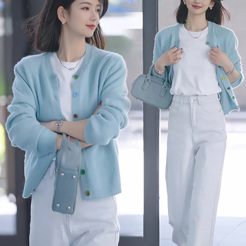 2025早春装新款蓝色彩扣针织开衫女搭配高腰牛仔裤时尚两件套装